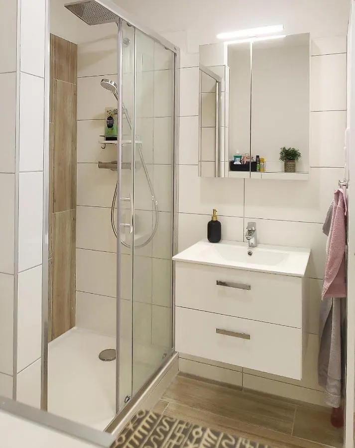 King Size Sunny Home 19 Minutes To Center Prague Apartment